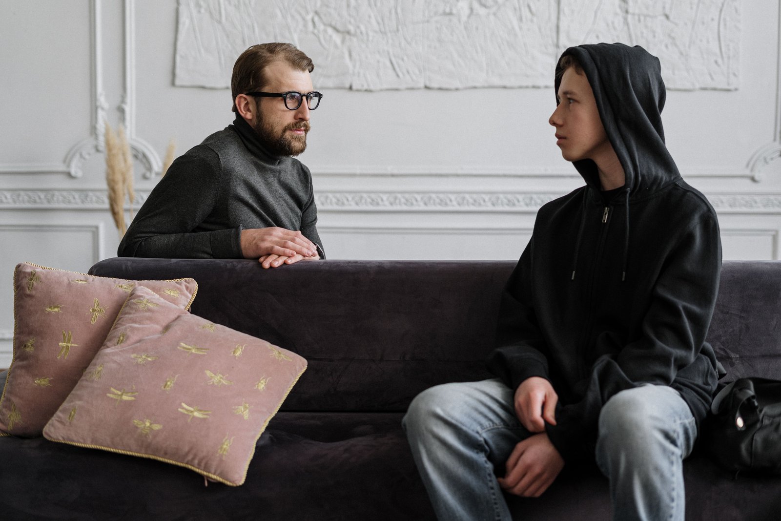 Jongvolwassene in gesprek met een mannelijke begeleider